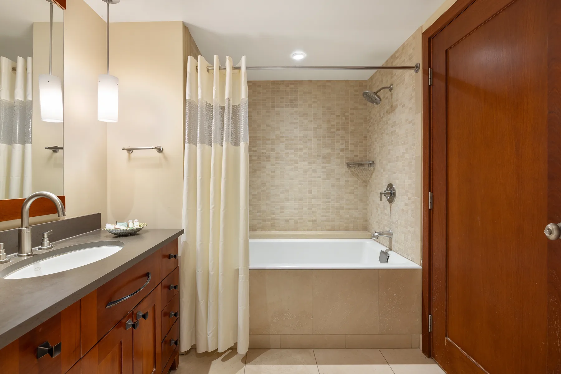 Un baño con un tocador junto a una bañera y ducha.