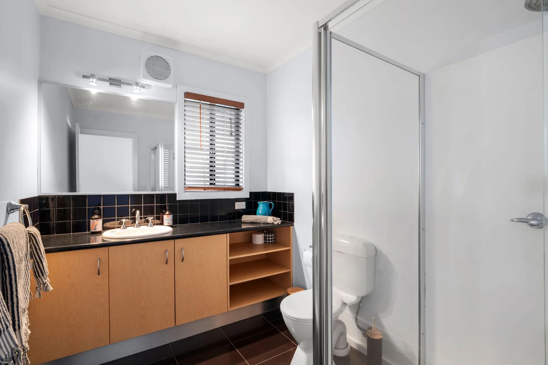 Un baño con lavabo, mueble y retrete.