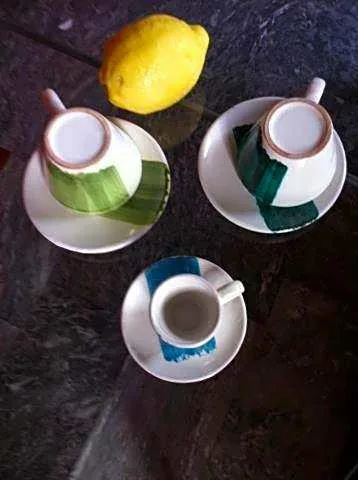 Coffee cups and lemons