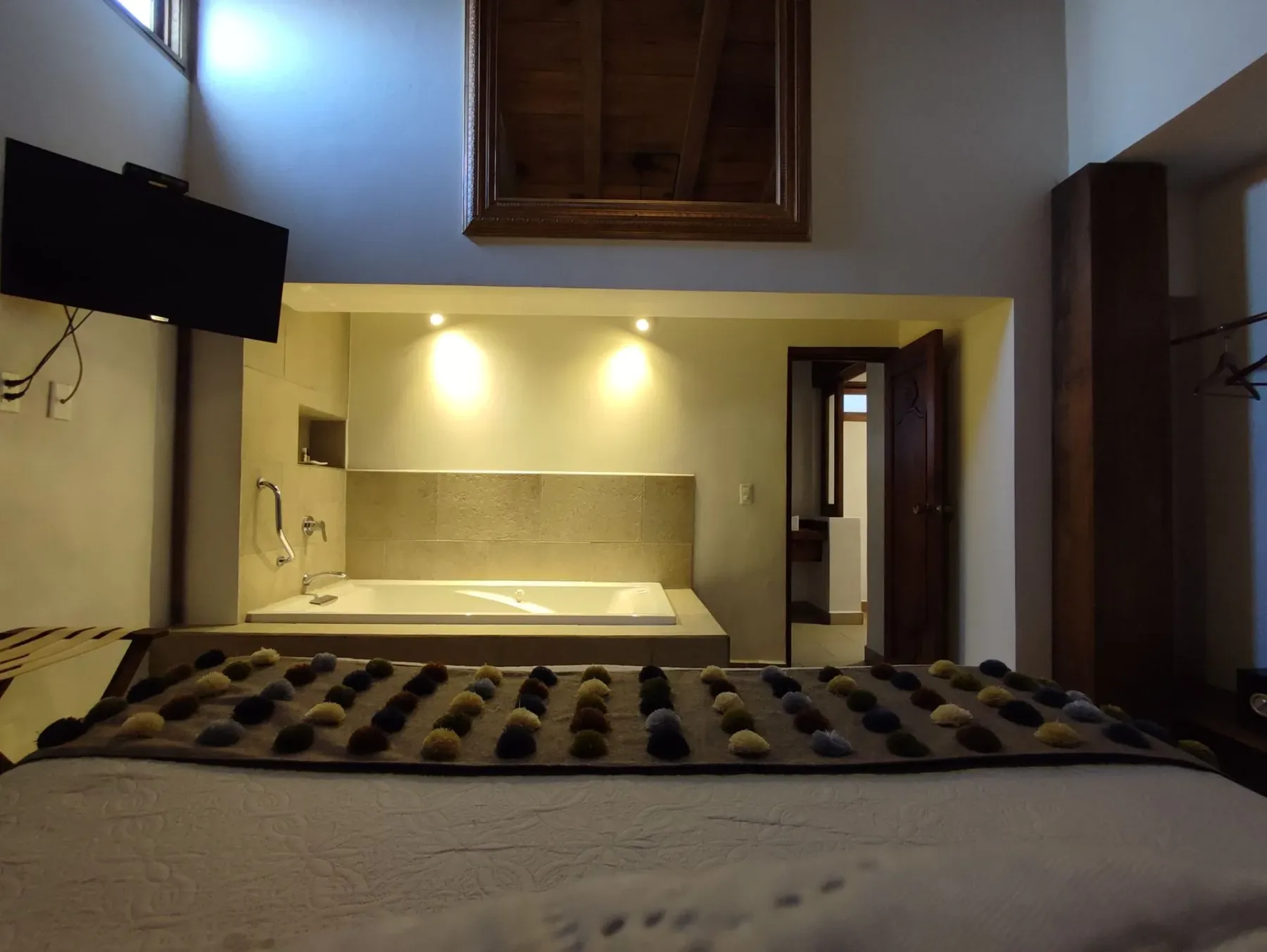 Family apartment whirlpool tub
