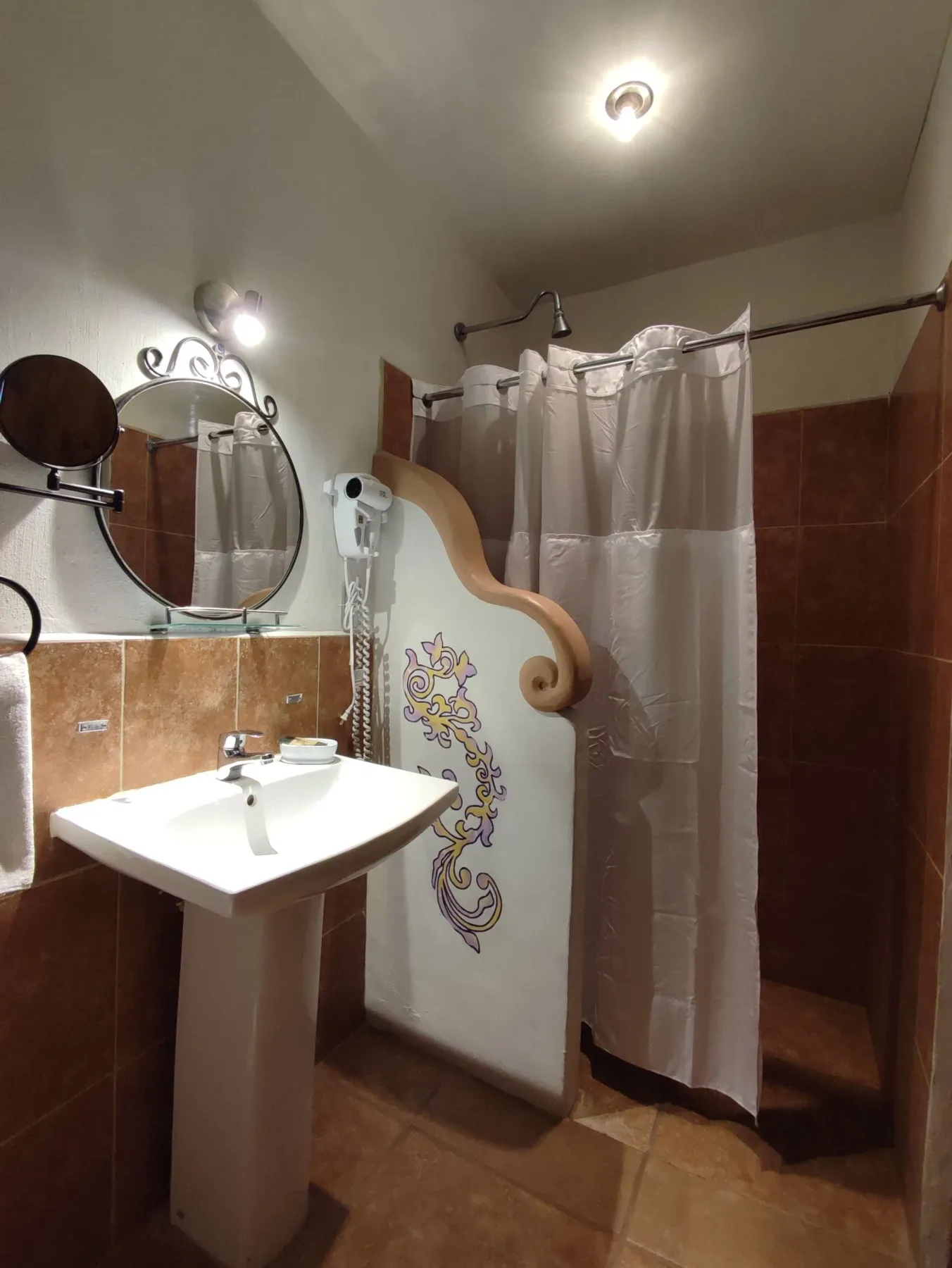 Standard room bathroom