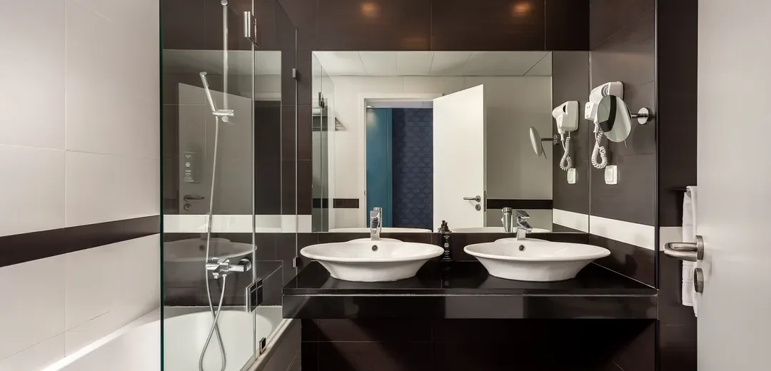 Superior Double Room with City View bathroom