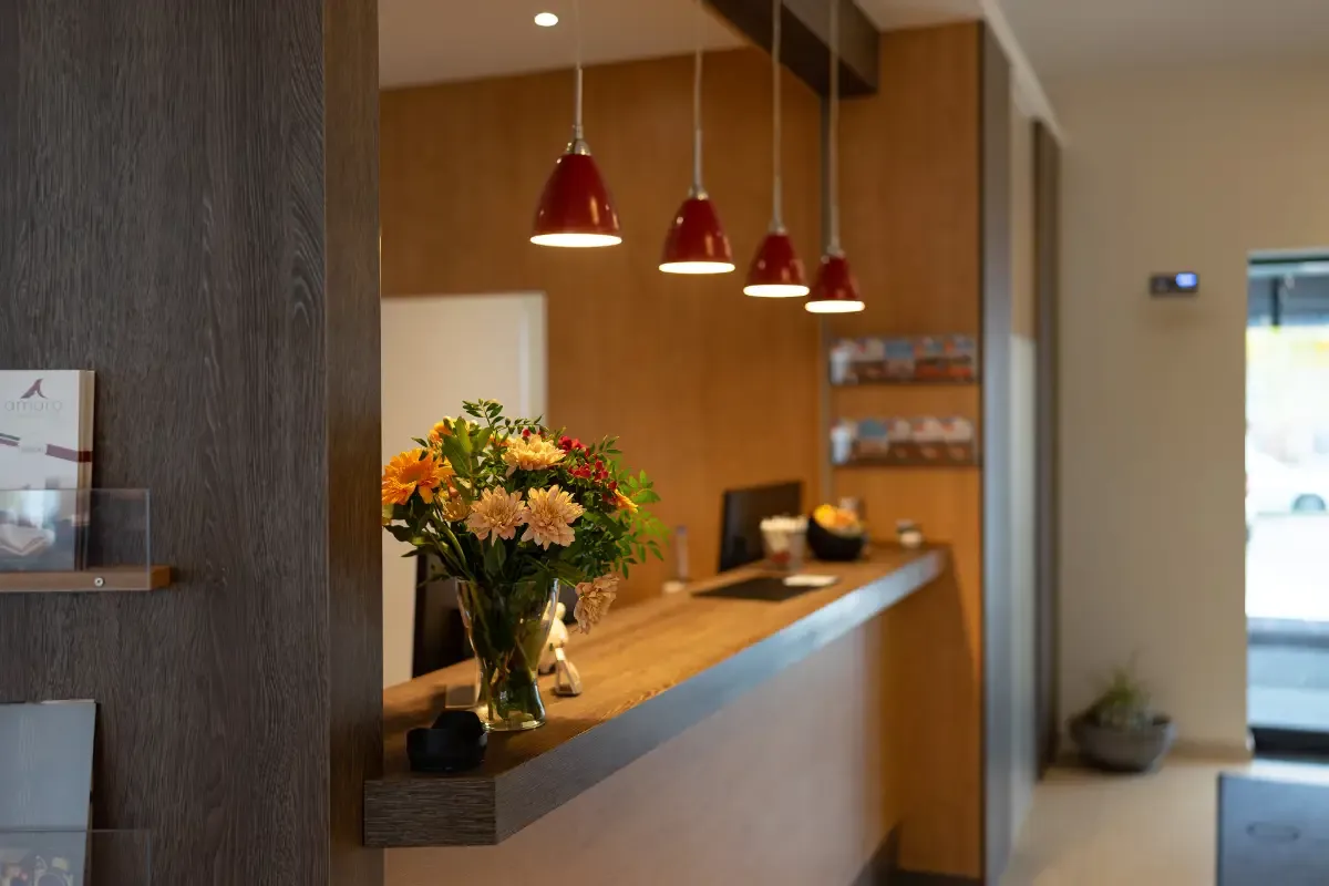 Mostrador de recepción del hotel.
