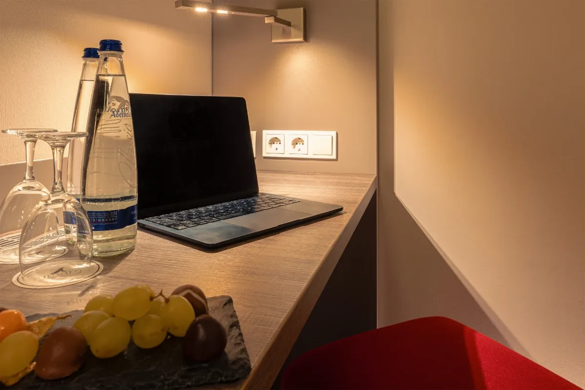 Zona de trabajo de una habitación triple.