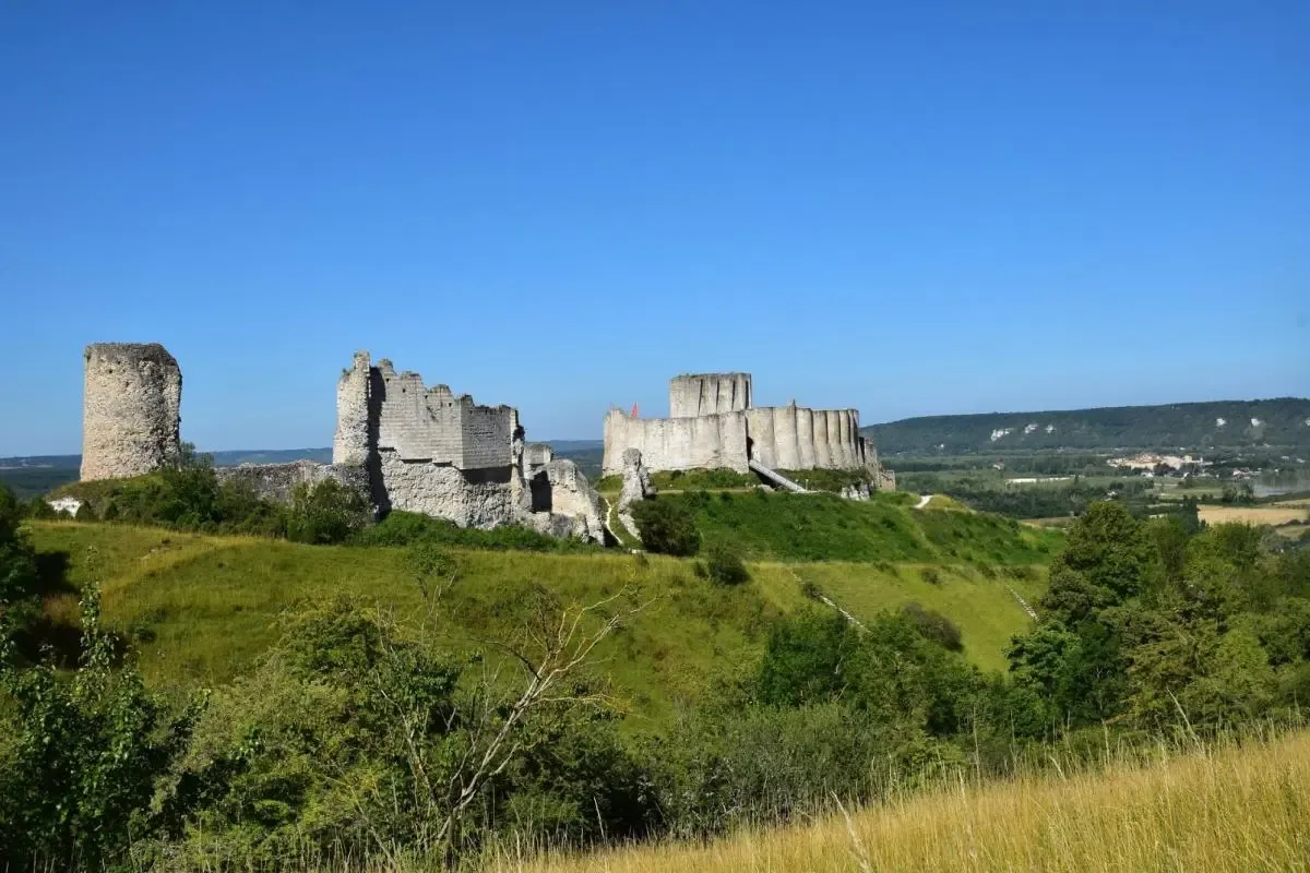 Nearby attractions around Saint-Pierre-du-Vauvray