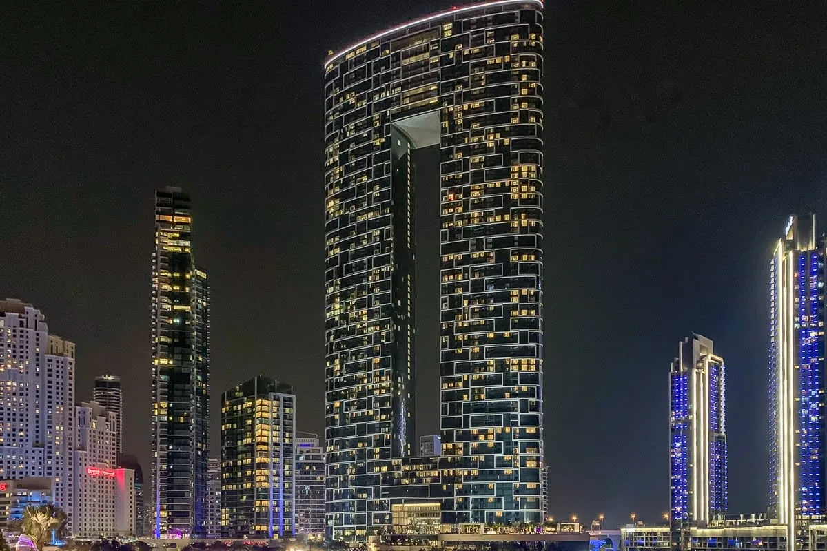 Un horizonte urbano nocturno con edificios altos iluminados.