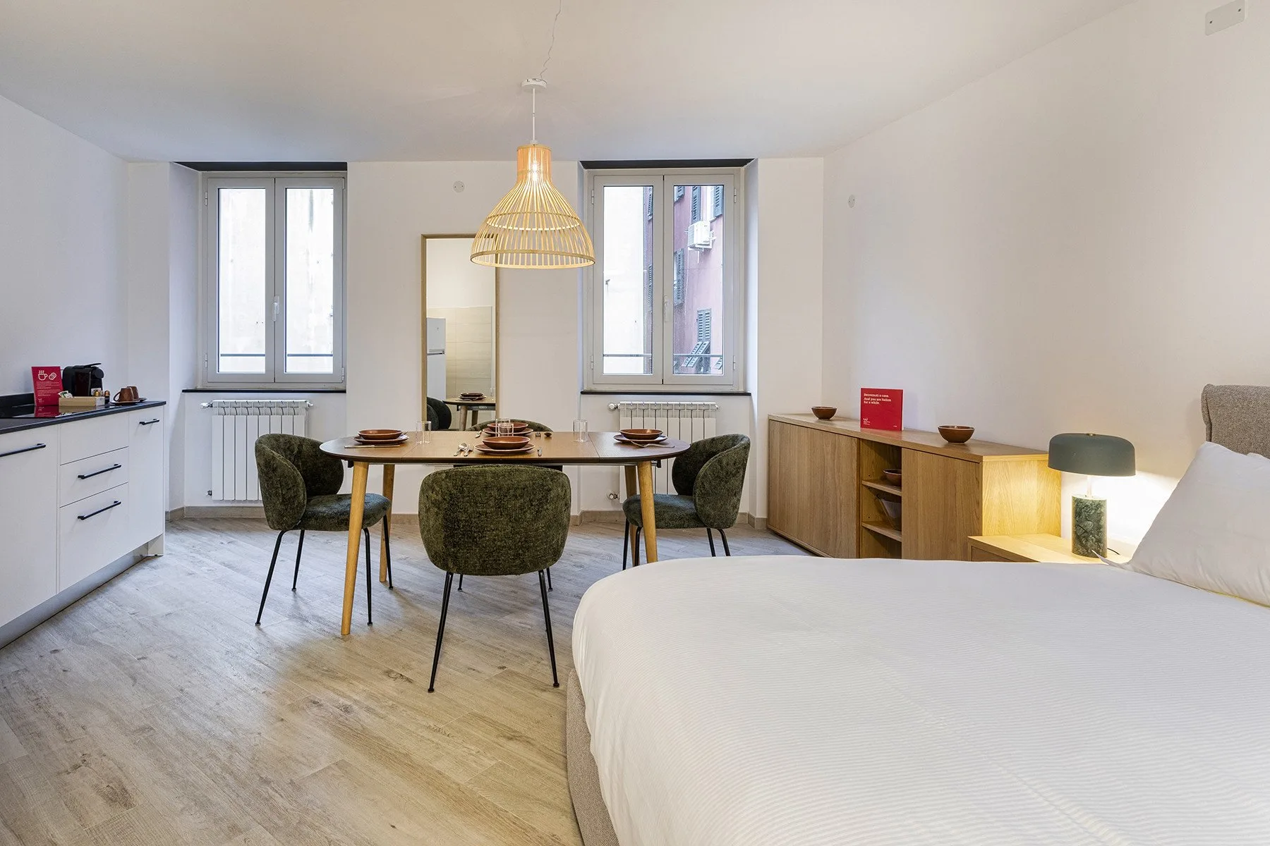 Un dormitorio con una mesa de comedor y asientos junto a la cama.