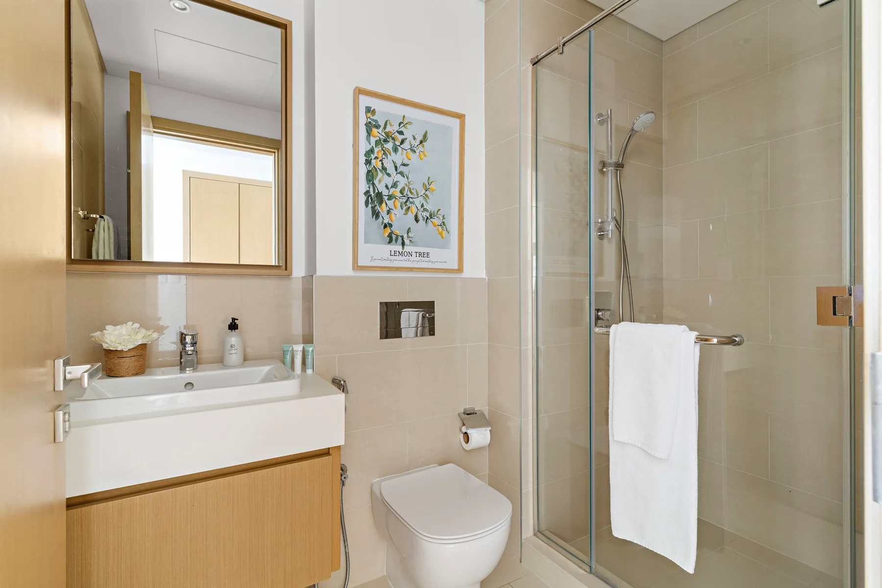 Un baño con lavabo, inodoro y ducha de vidrio.
