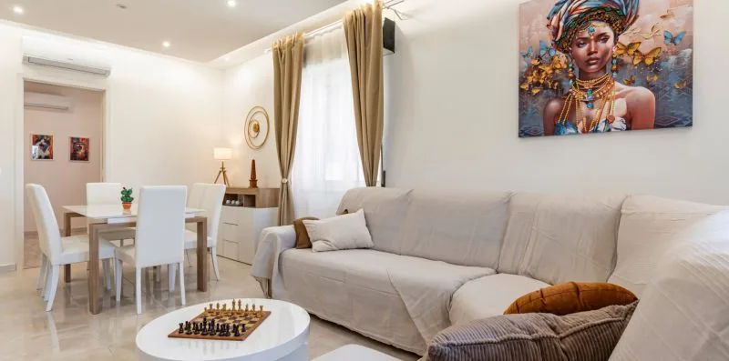 Una luminosa sala de estar y comedor con asientos, una mesa y un tablero de ajedrez.