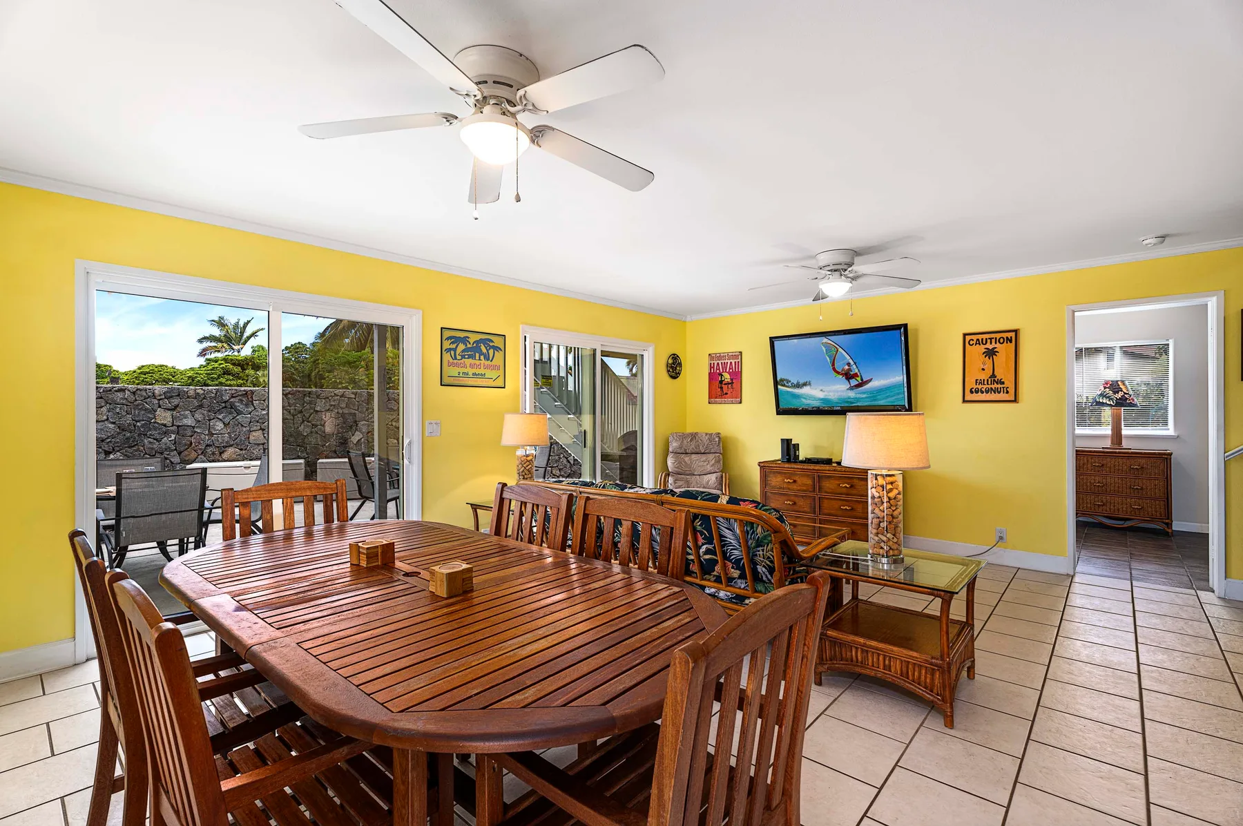 Un comedor y sala de estar con una gran mesa de madera y un televisor.