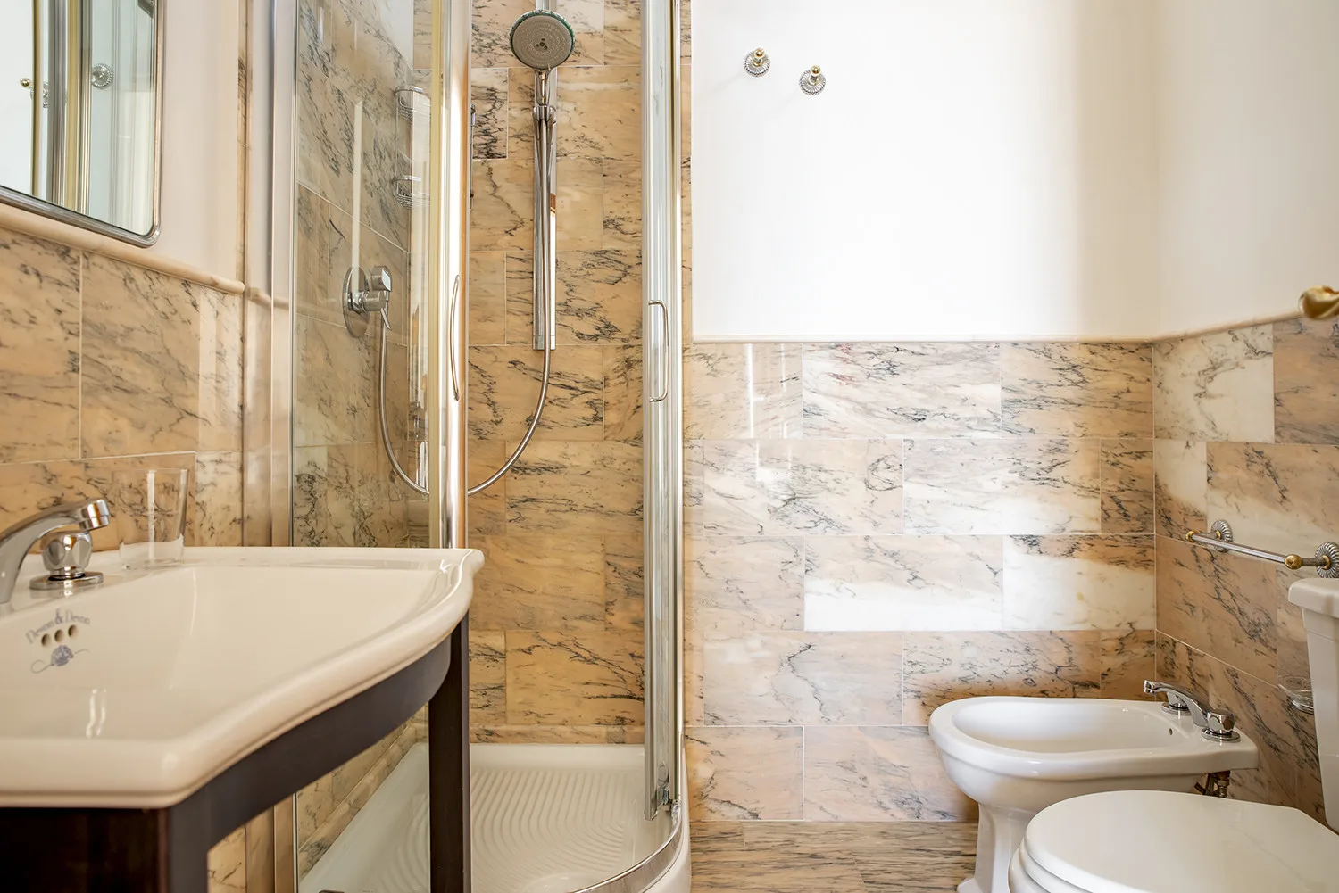 Un baño con lavabo, ducha, bidé e inodoro.