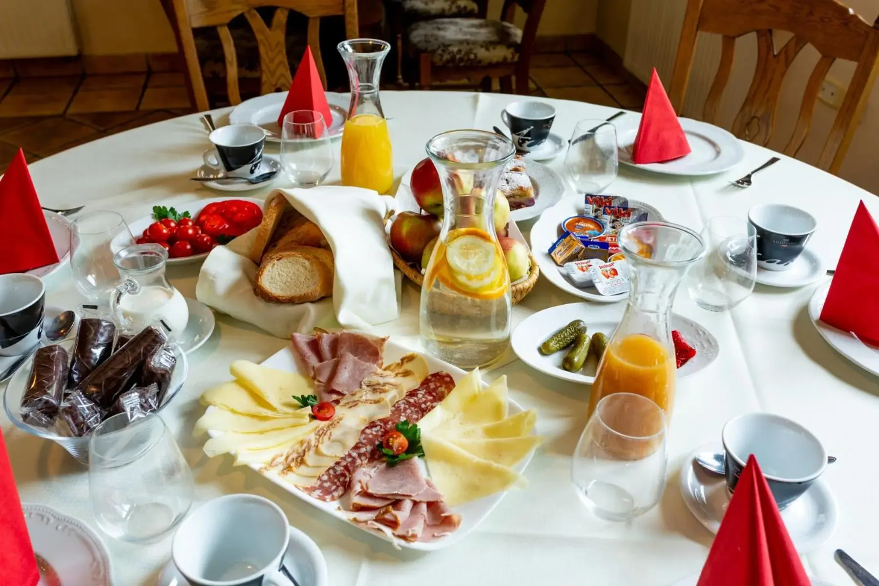 Mesa de desayuno en el restaurante