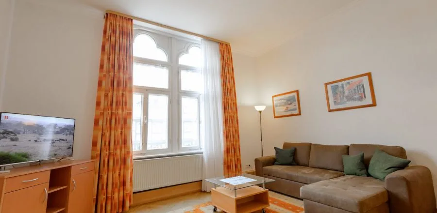 Comfort double room with seating area and desk