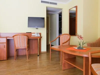 Comfort double room with seating area and desk
