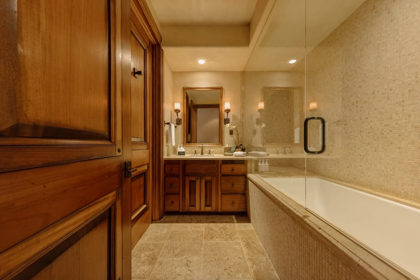 Un baño con lavabo, espejo y bañera.