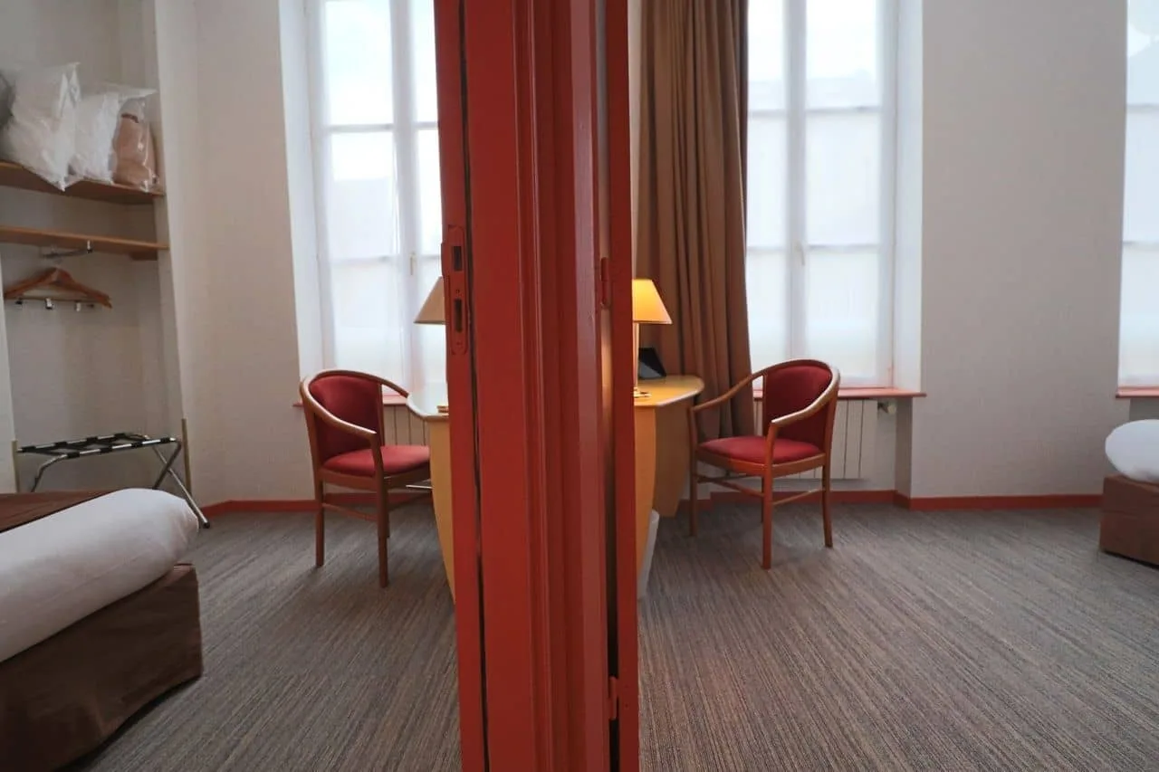 Habitación familiar con dos dormitorios independientes que comparten un baño