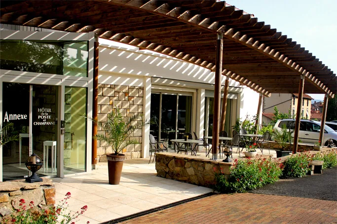 Exterior entrance and parking at the Hôtel Poste et Champanne annex.