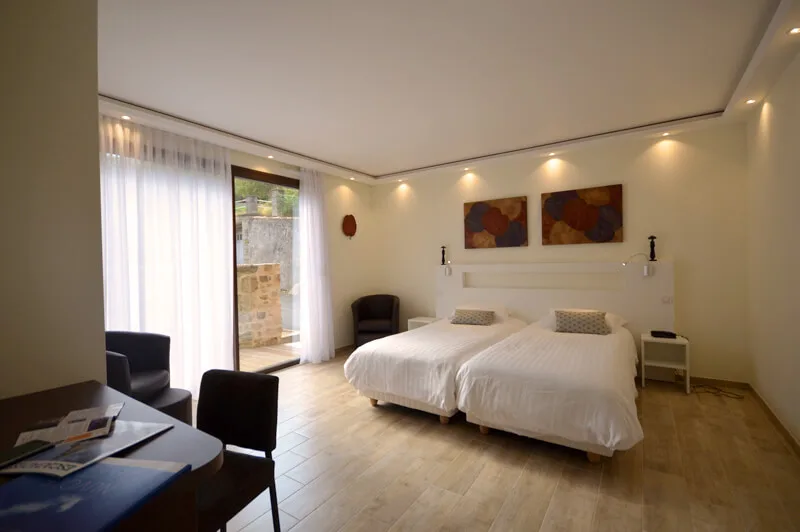 Twin room.
