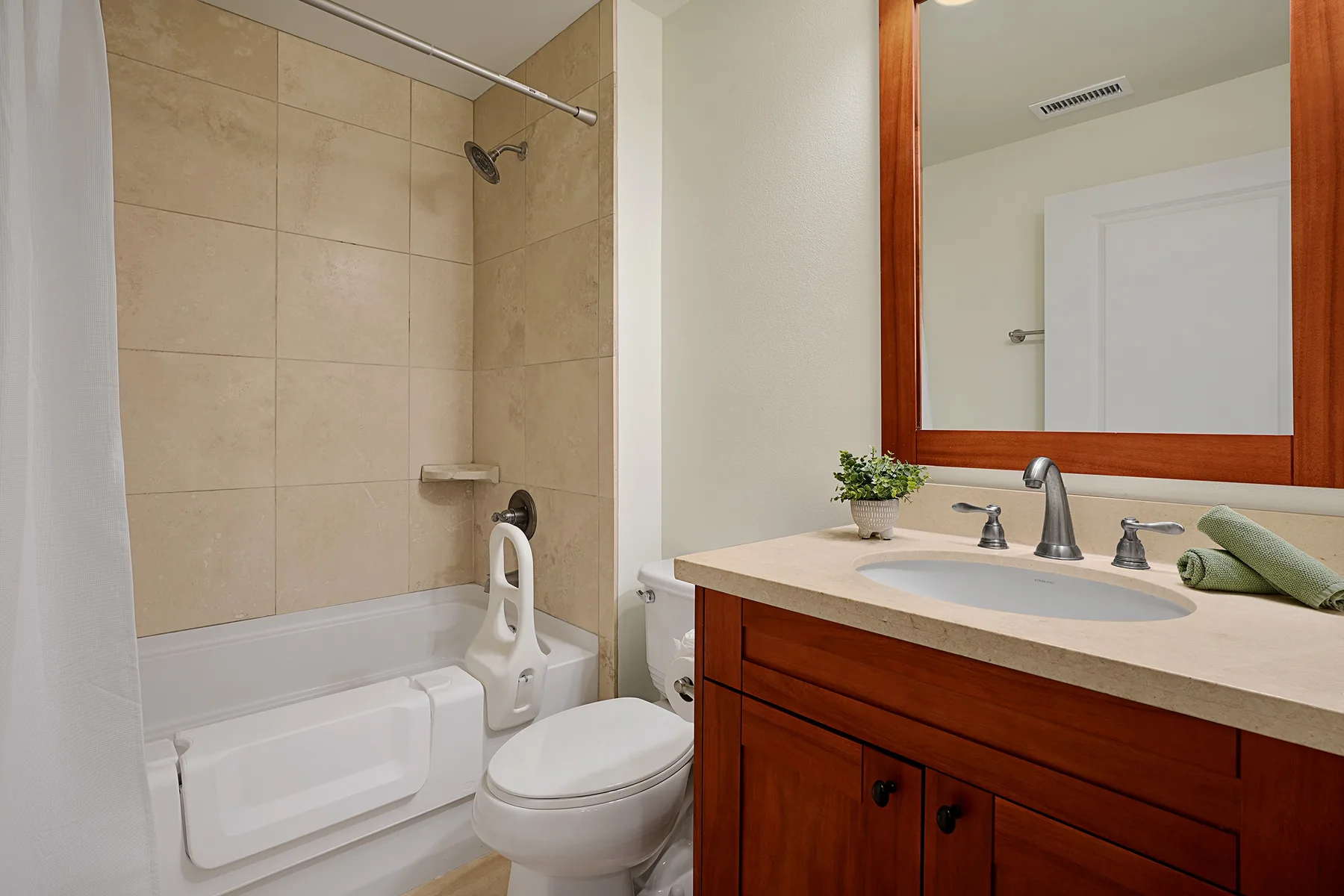 Un baño con bañera, inodoro y lavabo.