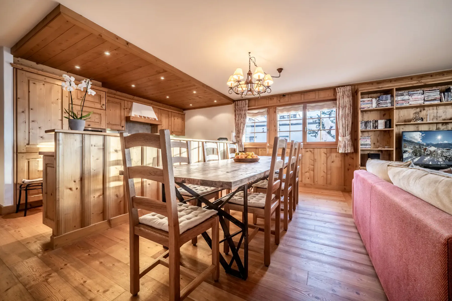 Una cocina con suelo de madera y una mesa de comedor.