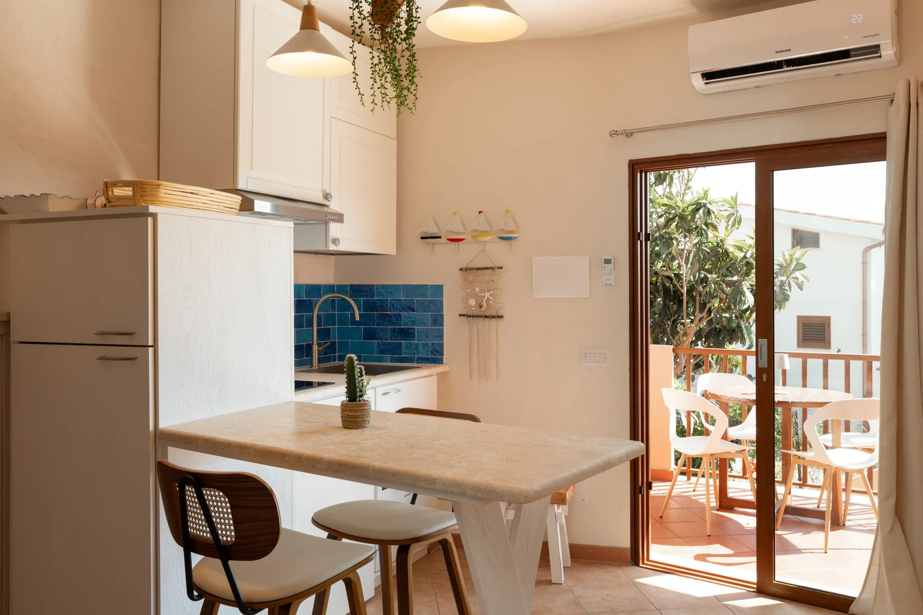 Una cocina y comedor luminosos se abren a un patio mediante puertas corredizas de vidrio.