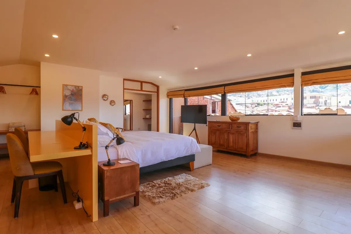 Top-Floor 1BR in Plaza de Armas w/ Plaza View