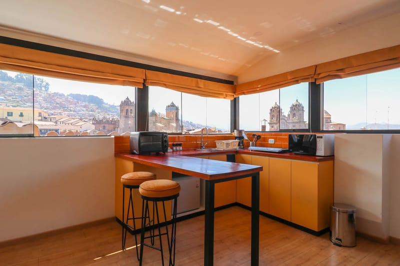 Top-Floor 1BR in Plaza de Armas w/ Plaza View