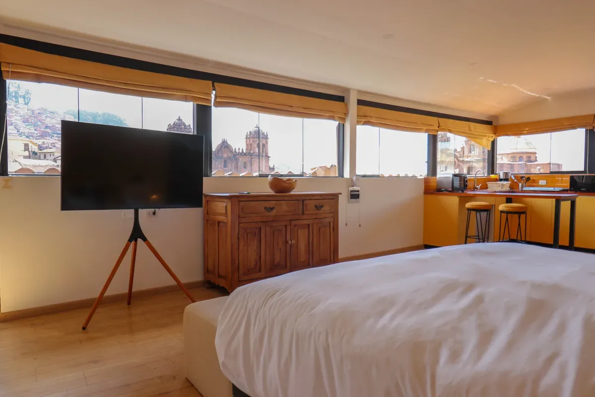 Top-Floor 1BR in Plaza de Armas w/ Plaza View