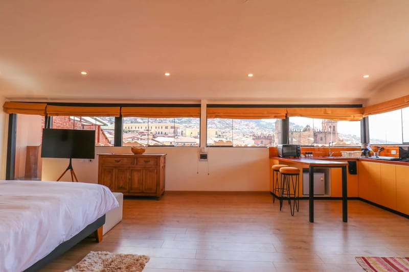 Top-Floor 1BR in Plaza de Armas w/ Plaza View