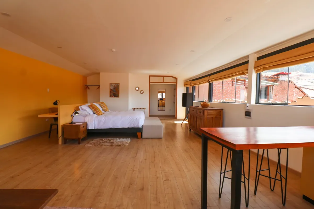Top-Floor 1BR in Plaza de Armas w/ Plaza View
