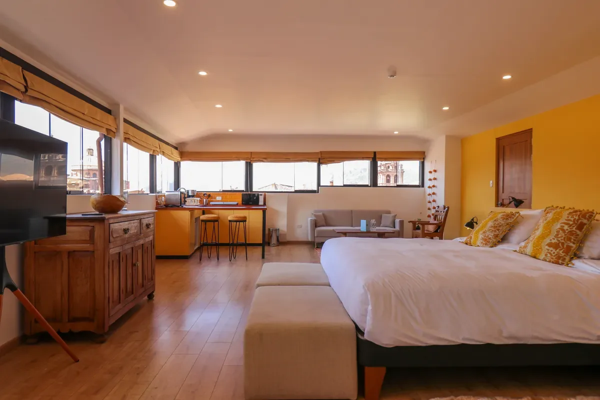 Top-Floor 1BR in Plaza de Armas w/ Plaza View