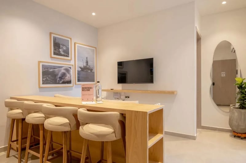 Tasteful 2BR w/ Classic Terrace in Bocagrande