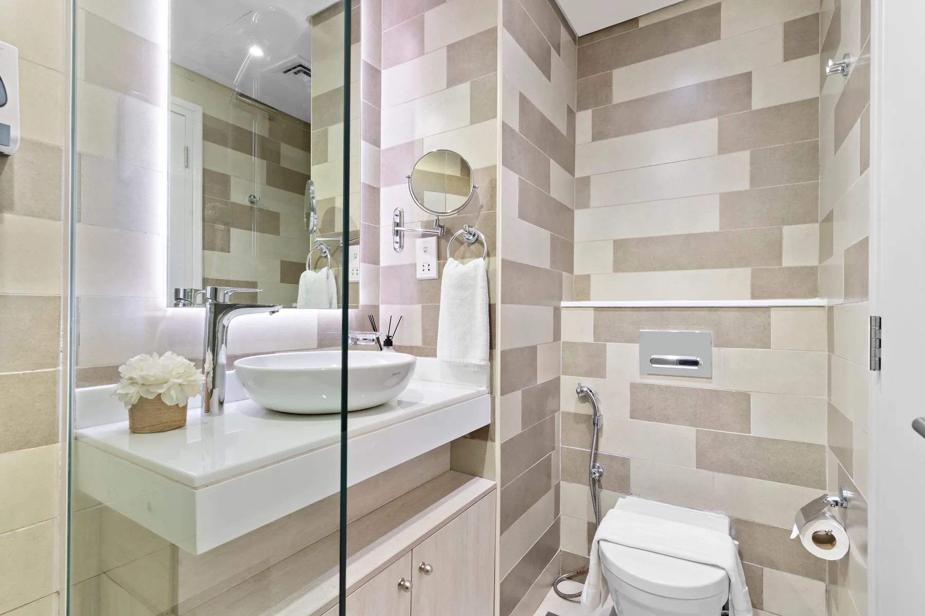 Un baño con azulejos, lavabo y inodoro.