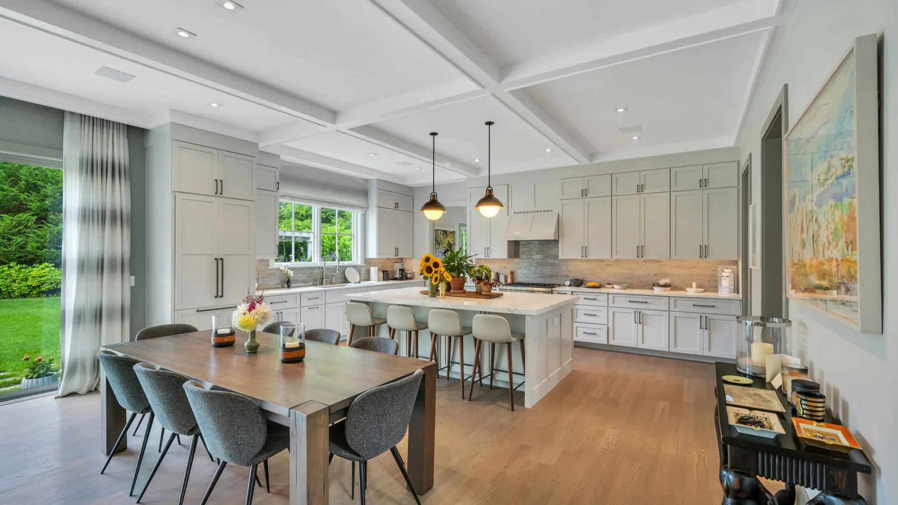 Una amplia cocina y zona de comedor con una isla central y una mesa grande.