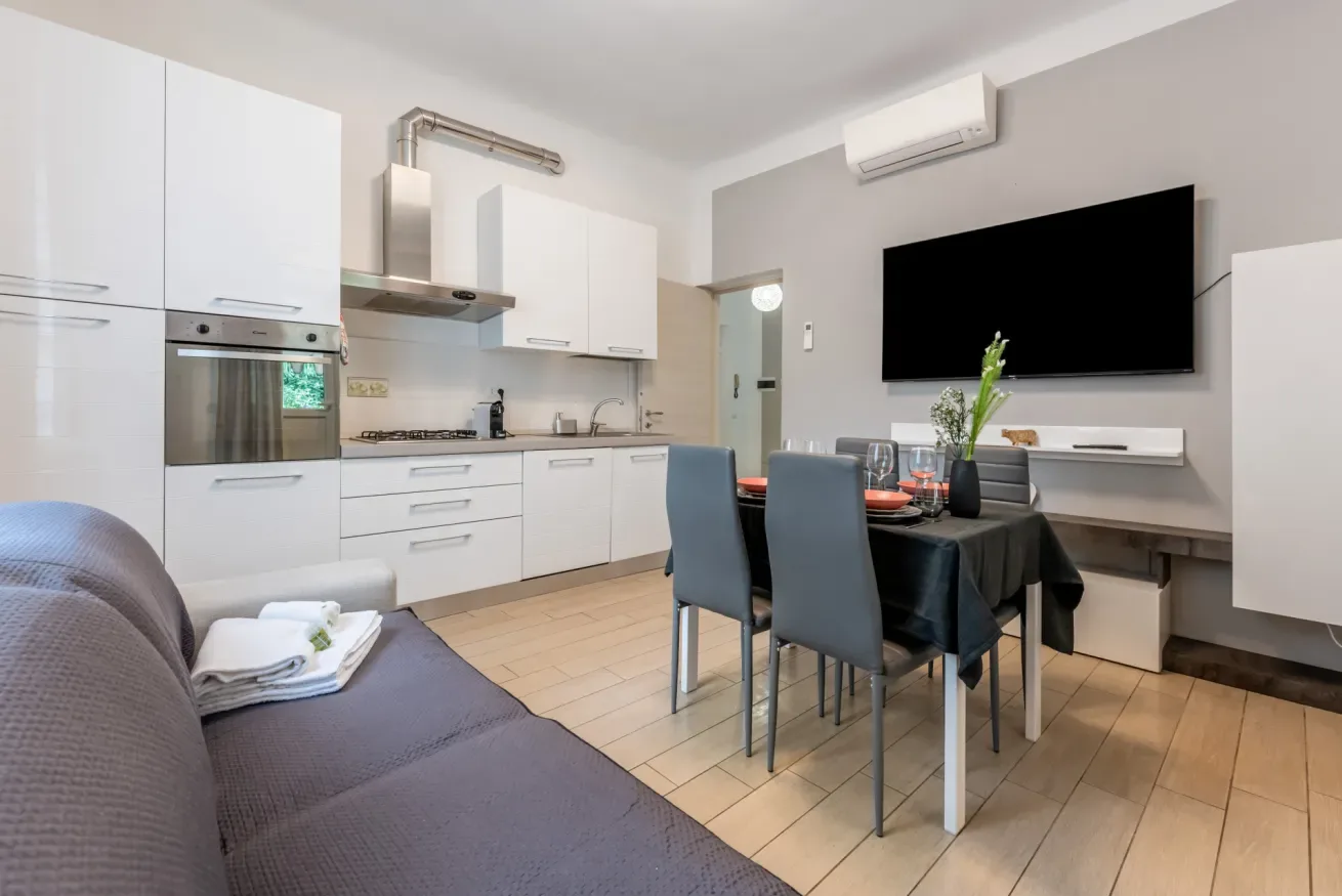 Una cocina abierta con comedor, mesa y asientos.