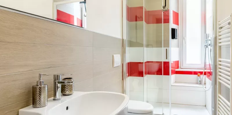 Un baño con lavabo, inodoro y ducha de vidrio.