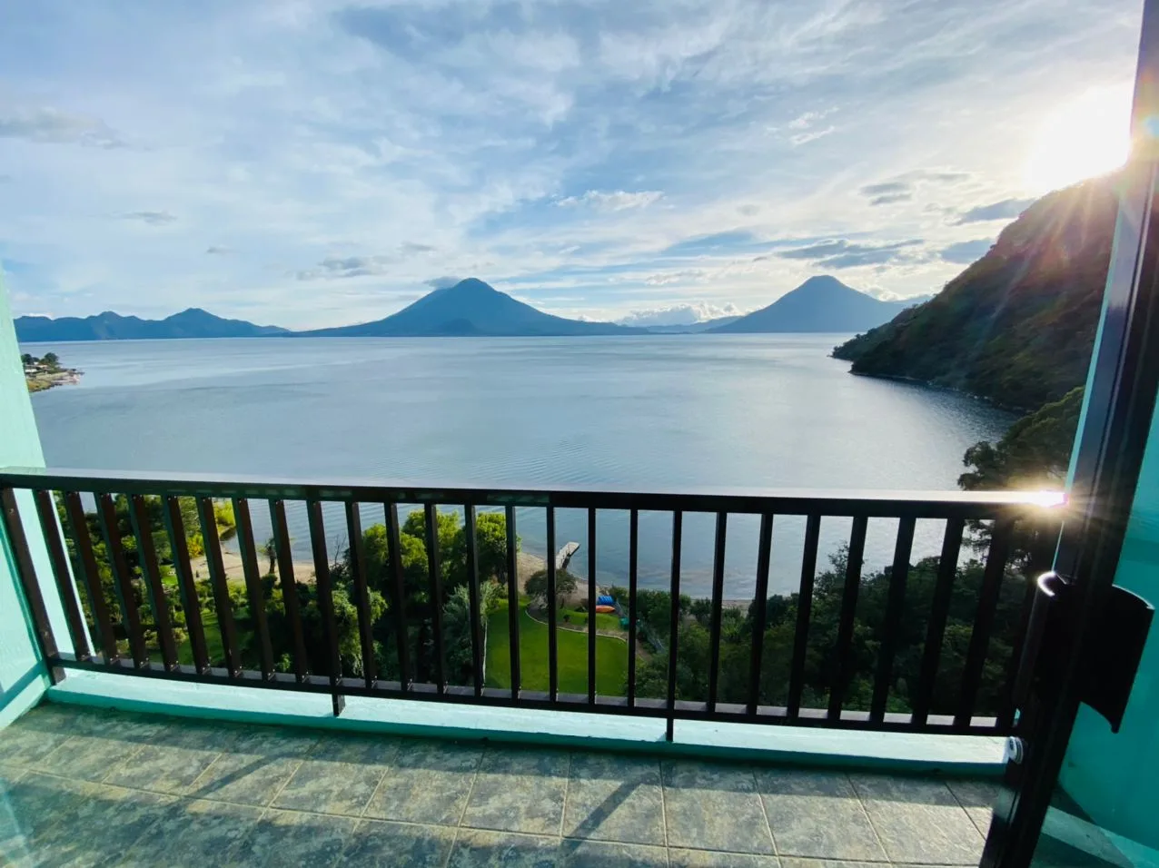 Balcón de habitación con vista al Lago de Atitlán
