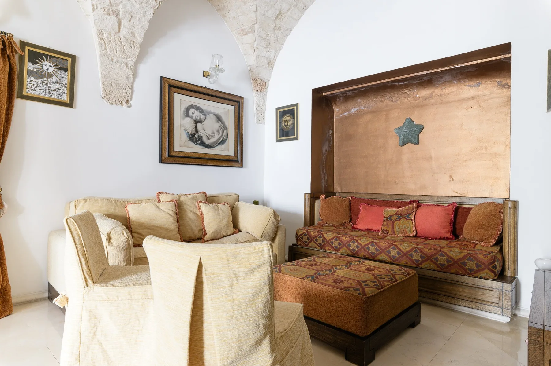 Una sala de estar con asientos acolchados y un panel de madera en la pared.