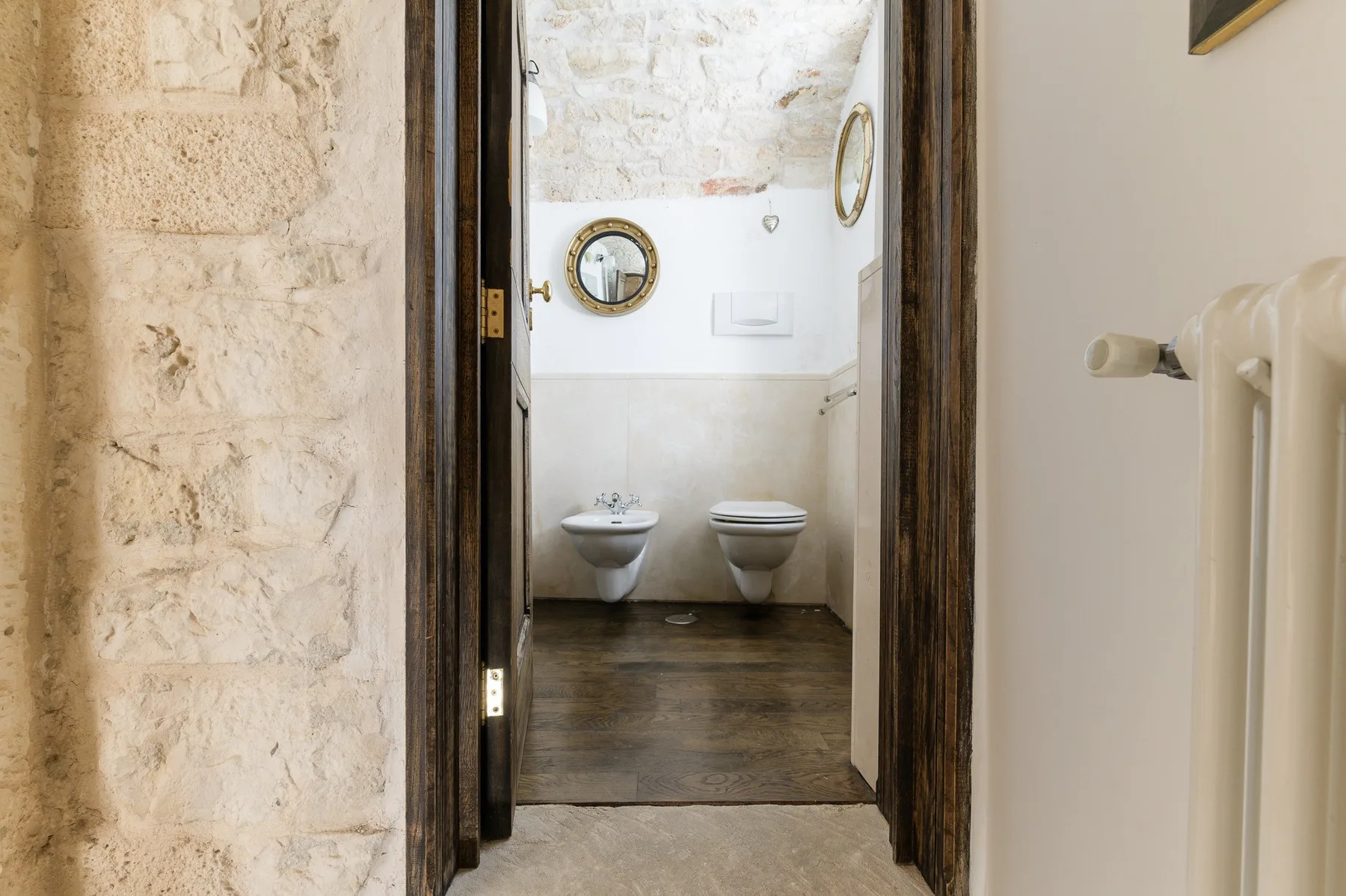 Un baño con lavabo e inodoro suspendidos.