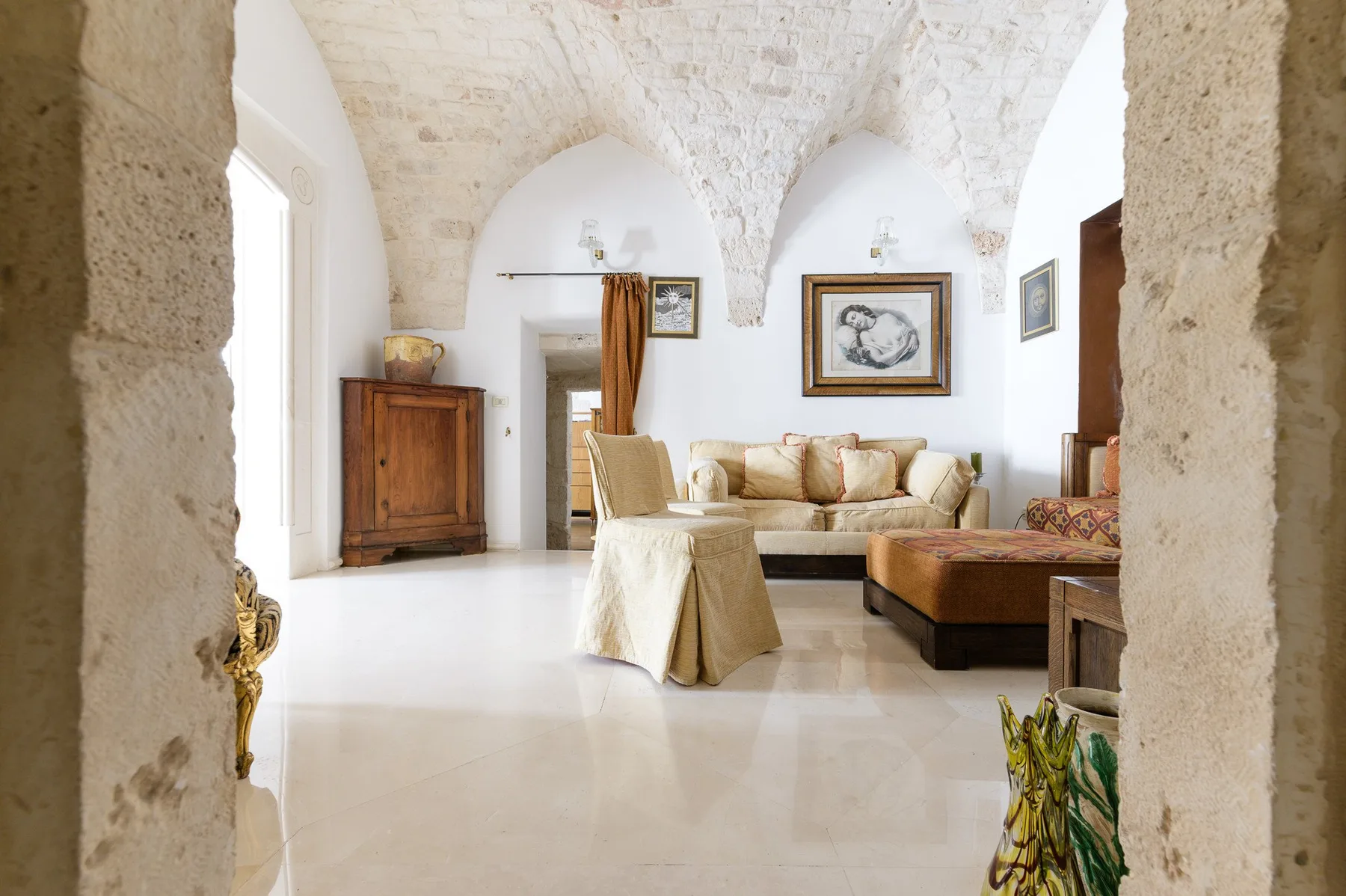 Una sala luminosa con asientos bajo techos abovedados de piedra.