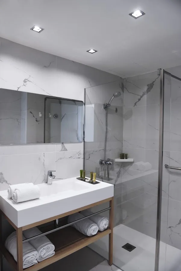 Modern hotel bathroom with shower.
