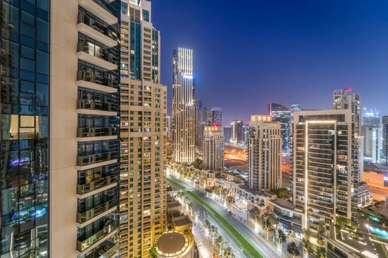 El horizonte nocturno de la ciudad muestra edificios altos iluminados y calles.