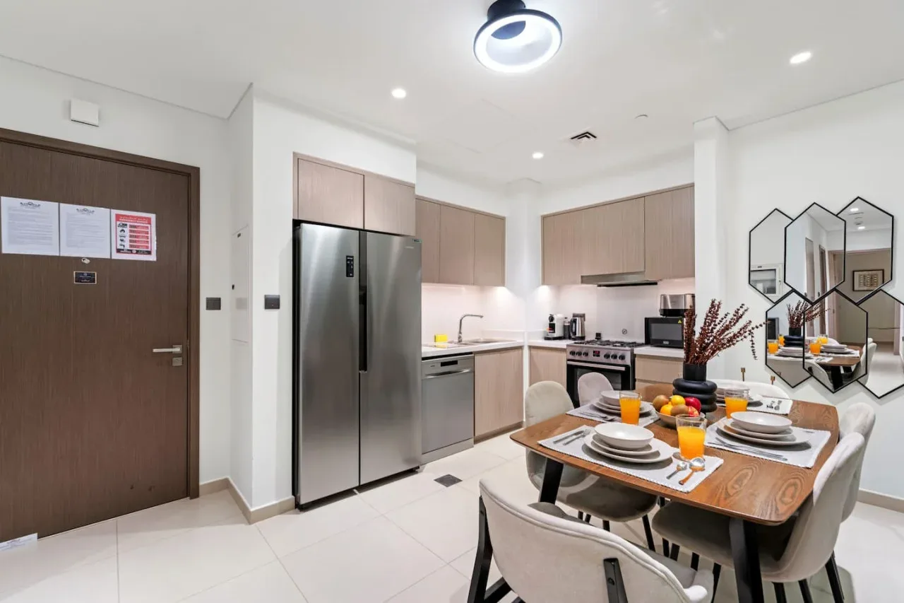 Una cocina luminosa con un comedor y una mesa preparada para comer.