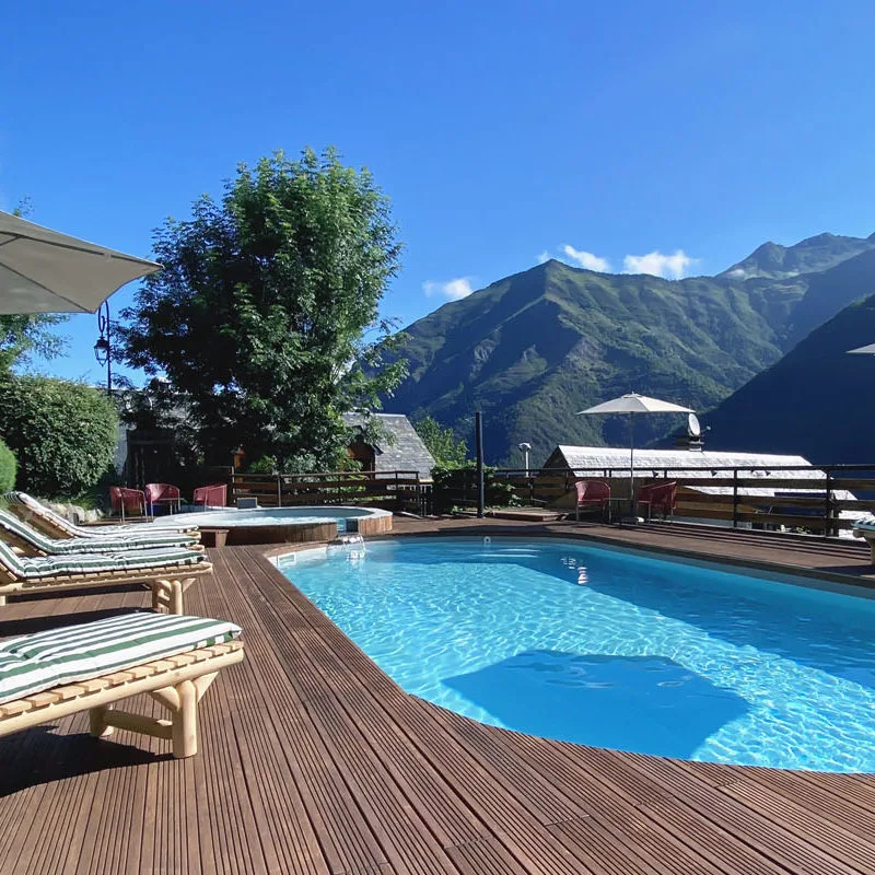 Piscina y zona de relajación