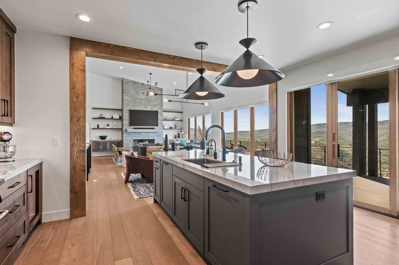 Una cocina luminosa con una isla grande y ventanas con vistas al paisaje.