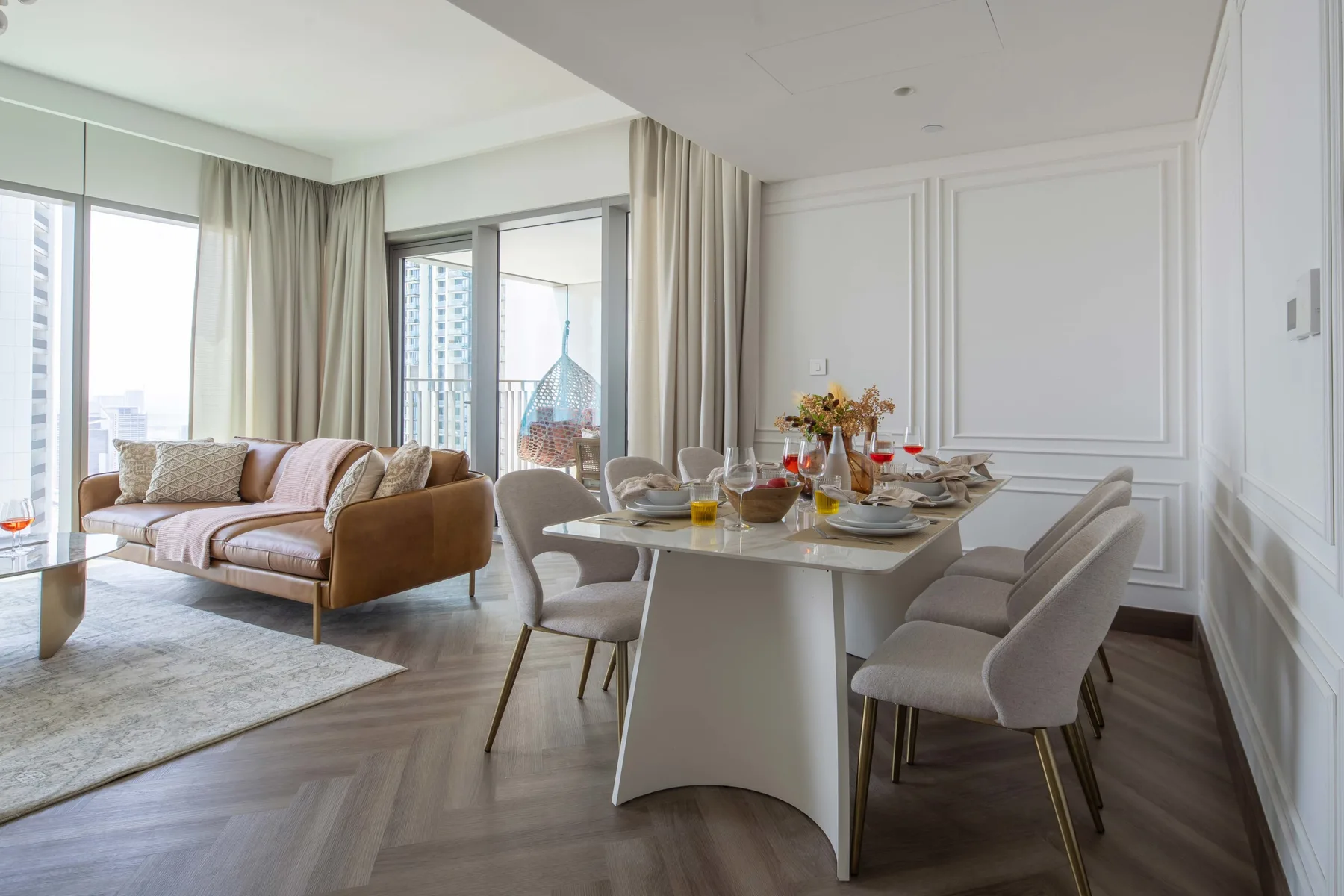 Una luminosa zona de comedor y sala de estar junto a grandes ventanas.