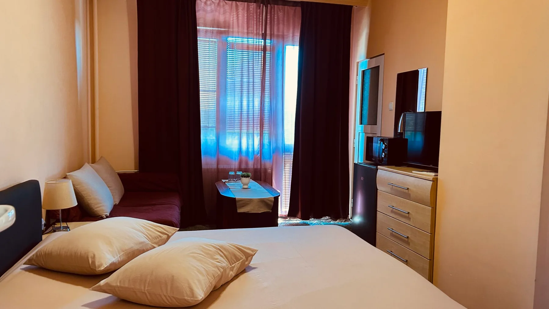 Cama de la habitación doble grande con bañera de hidromasaje