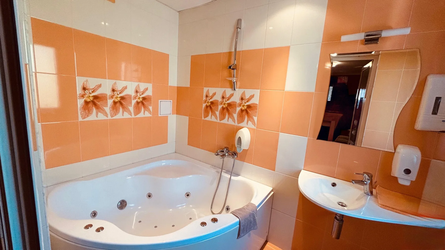 Habitación doble grande con bañera de hidromasaje