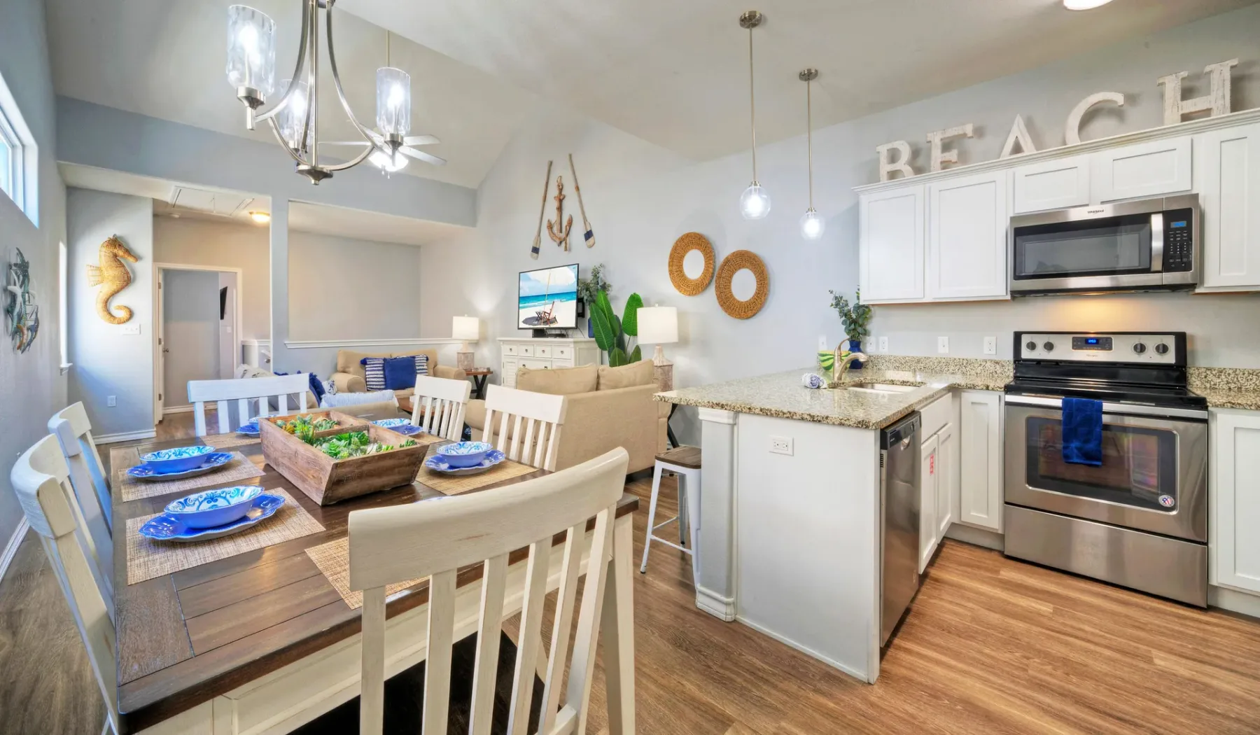 Una cocina y comedor de concepto abierto con mesa e isla central.