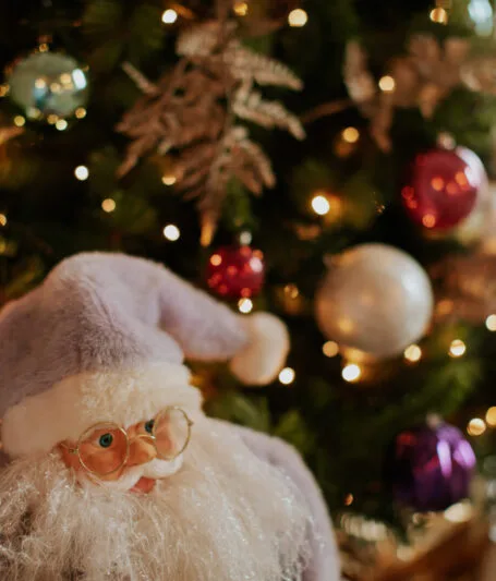 Árbol de Navidad con luces y un adorno de Papá Noel